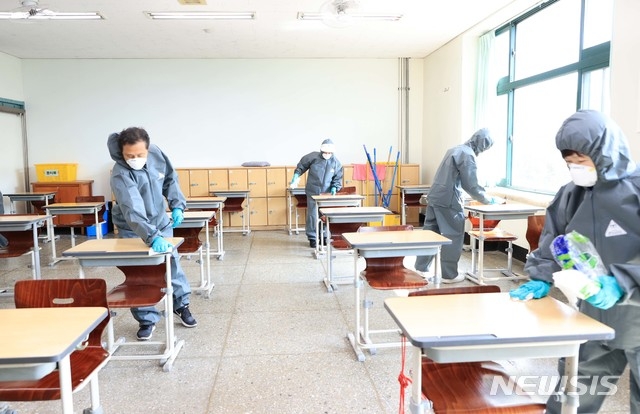 동작구(구청장 이창우)가 15일 서울공업고등학교 확진자(타지자체 거주) 발생에 따라 학교 내 현장 선별진료소를 설치하고 해당학년 학생 전체와 교직원 등 400여명을 대상으로 검체 전수조사를 실시하고 4개동 방역지원단을 투입해 학교 전체와 주변을 긴급 방역하고 있다. (사진=동작구 제공)