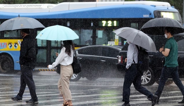 태풍 '하이선'의 영향으로 전국이 흐리고 비가 내린 지난 7일 서울 광화문 사거리에서 우산을 쓴 시민들이 출근하고 있다.