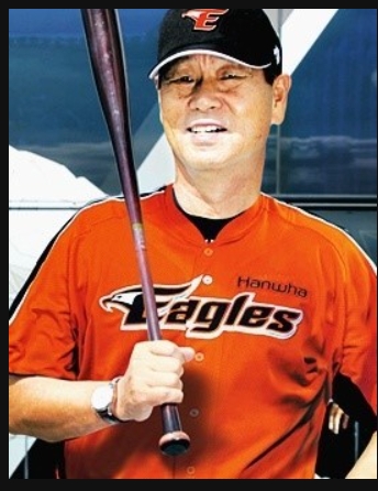 김성근 감독은 현역 시절 펑고 훈련을 강도높게 하는 것으로 유명했다. 사진은 한화이글스 시절, 배트를 들고 있는 김성근 감독.