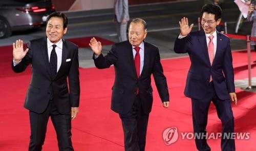 2019년 11월 8일 강원 강릉아트센터에서 열린 '제1회 강릉국제영화제' 개막식에서 배우 안성기(왼쪽부터)와 김동호 조직위원장, 김한근 시장이 레드카펫을 밟고 있다. <사진=연합뉴스>