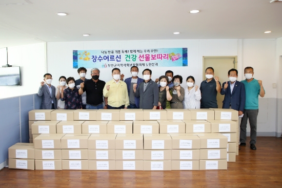 지역사회보장협의체, 장수어르신 선물 전달/사진=무안군