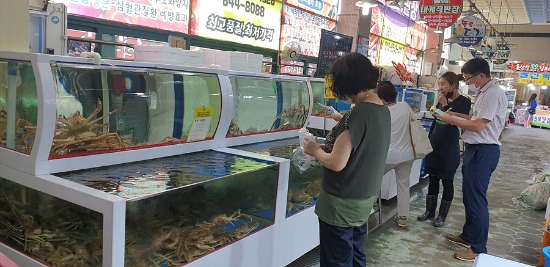 여수시는 추석 명절을 앞두고 국민들이 안심하고 식품을 구매할 수 있도록 유통‧판매‧조리 업체 등을 대상으로 합동 점검을 실시하고 있다./사진=여수시