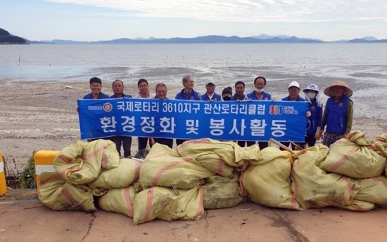 장흥 관산로타리클럽은 회원들과 함께 청정 관산 맑은 바다 만들기에 앞장서 구슬땀을 흘리고 있다/사진=장흥군