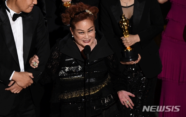 (사진=뉴시스)이미경(미국명 미키 리) CJ그룹 부회장이 지난 2월9일(현지시간) 미국 캘리포니아주 로스앤젤레스 돌비극장에서 열린 제92회 아카데미 시상식에서 '기생충'이 작품상을 수상한 후 소감을 밝히고 있다. CJ는 자회사인 CJ ENM을 통해 '기생충'을 투자제작했다