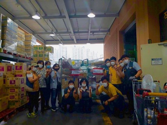 이마트 순천점(대표 안영일)에서는 덕연동 새마을부녀회에 각종 생활용품(선풍기, 형광등, 신발 등) 100여 점을 전달했다/사진=순천시