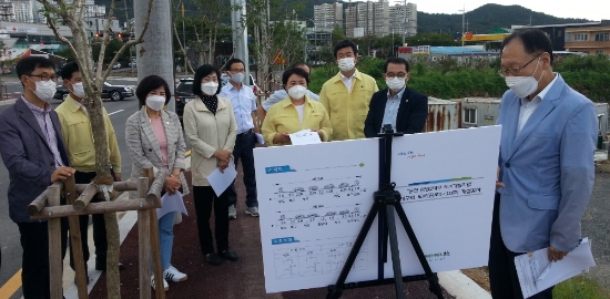 순천시의회 도시건설위원회는 현장을 둘러보고 민원을 수렴하는 등 찾아가는 의정활동을 펼치고 있다/사진=순전시의회