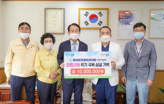 올바른정형외과 박형원 원장이 14일 코로나19 위기극복 성금 1000만원을 목포시에 지정기탁 했다/사진=목포시
