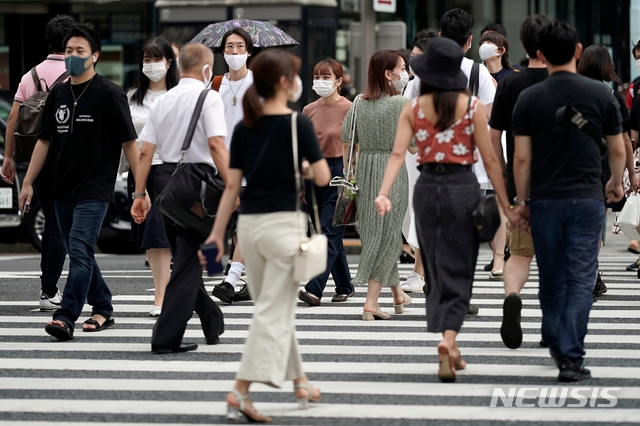 일본 수도 도쿄 쇼핑가에서 10일 시민들이 코로나19 예방을 위해 마스크를 착용한 채 바삐 움직이고 있다.