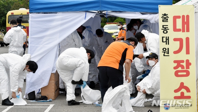 대구소방안전본부 소속 소방대원들이 16일 오후 대구 달서구 두류정수장에서 신종 코로나 바이러스 감염증(코로나19) 재유행에 대비해 다수환자 이송대응체계 강화를 위한 훈련을 하고 있다. 이번 환자 이송 훈련은 차량 86대와 소방공무원 232명이 참가했다.
