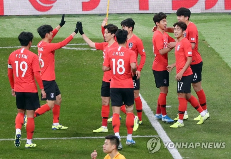 지난해 12월 부산에서 열린 동아시아축구연맹(EAFF) E-1 챔피언십 중국전에서 득점한 뒤 기뻐하는 한국 대표팀 선수들.<br />[연합뉴스]