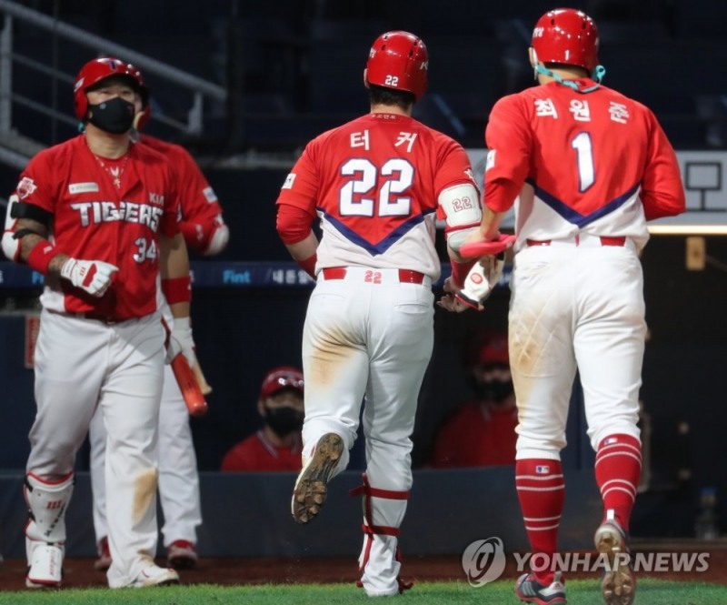 홈런을 친 KIA의 터커(22번)