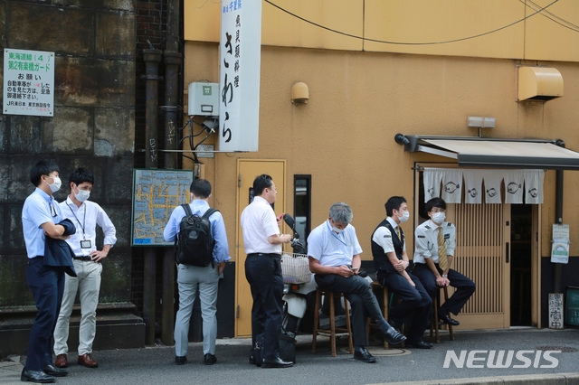 ]15일 점심시간 일본 도쿄의 일식집 앞에서 시민들이 신종 코로나바이러스 감염증 감염 예방을 위해 마스크를 착용한 채 차례를 기다리고 있다. 