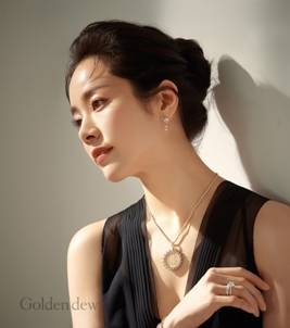 골든듀 헤리티지 컬렉션 ‘빌헬미나 코인 주얼리’를 착용한 배우 한지민