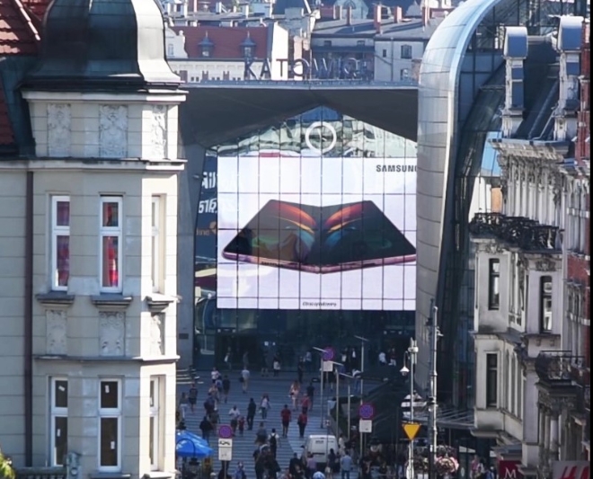 (사진=삼성전자) 폴란드 카토비체에서 운영 중인'갤럭시 Z 폴드2' 옥외광고