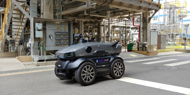 (사진=LG유플러스) LG유플러스는 자율주행 로봇 전문업체 언맨드솔루션과 현대오일뱅크 충청남도 서산 공장에서 5G망을 활용한 실외 자율주행로봇을 실증했다고 18일 밝혔다. 사진은 LG유플러스의 5G 자율주행로봇이 현대오일뱅크 충남 서산 공장의 시설을 순찰하고 있는 모습.