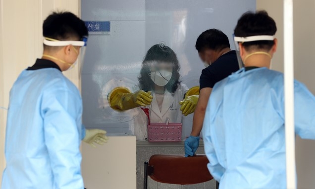 기아자동차 소하리공장 관련 신종 코로나 바이러스 감염증(코로나19) 확진자가 다수 발생한 17일 경기 광명시 보건소에서 시민들이 검진을 받고 있다.