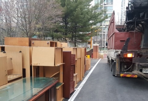 사진: 인천시 관내 아파트 생활 폐가구 분리수거 적체 현장