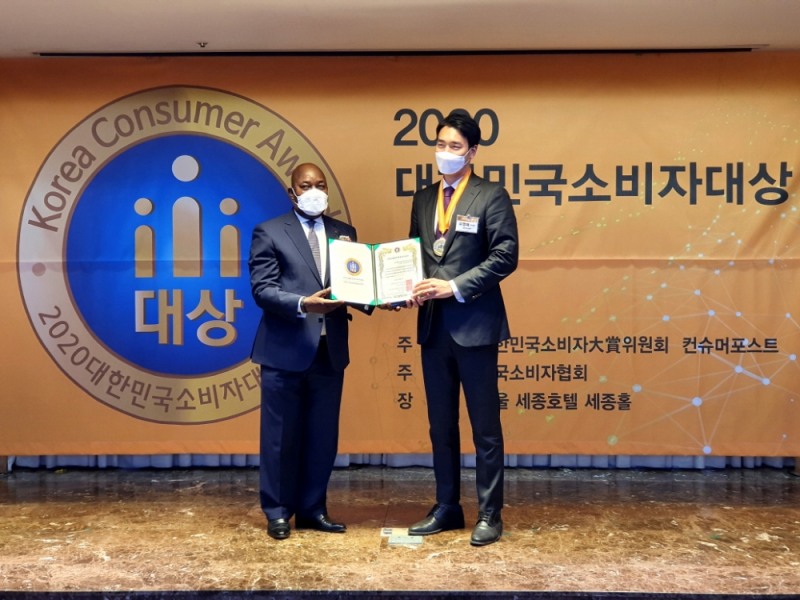 왼쪽_주한 코트디부아르 대사, 오른쪽_아이젠비데 유명재 부사장(사진제공=아이젠컴퍼니)