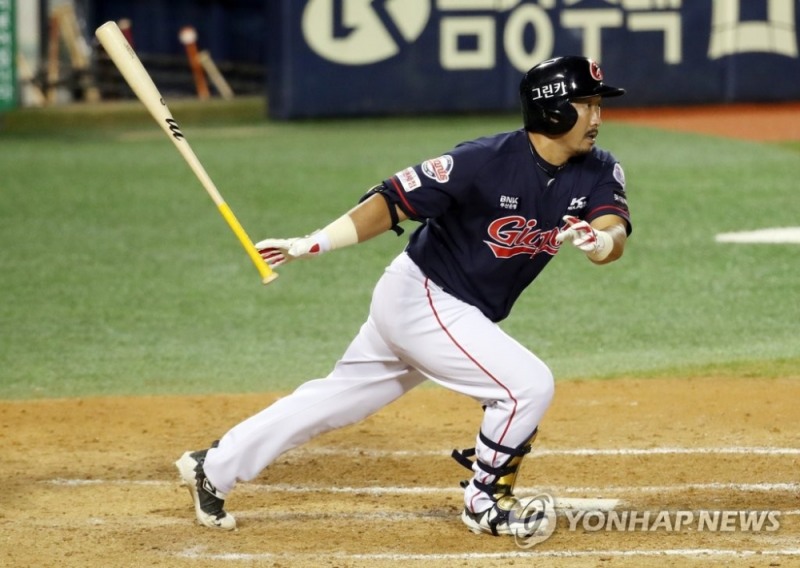 18일 잠실야구장에서 열린 프로야구 롯데-LG의 경기. 8회초 3-3 동점 1사 만루 때 롯데 이병규가 2타점 안타를 치고 있다.