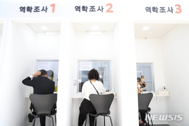 국내 신종 코로나바이러스 감염증(코로나19) 신규 확진자가 126명으로 36일째 세자릿수를 유지하고 있는 18일 오전 서울 서초구 서초구보건소 코로나19 선별진료소에서 시민들이 역학조사를 받고 있다.