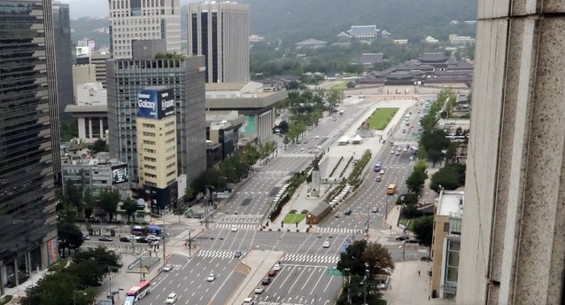 신종 코로나바이러스 감염증(코로나19) 재확산 여파로 수도권에 ‘사회적 거리두기’ 2.5단계가 시작된 30일 서울 광화문 도심이 한산한 모습을 보이고 있다.