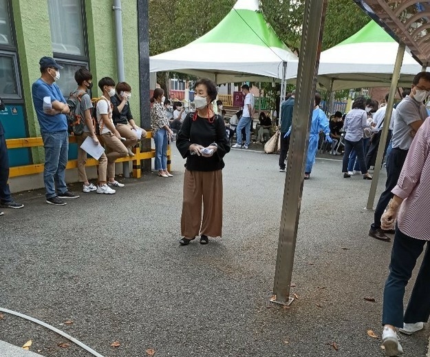 18일 경주시보건소에서 코로나19 검사를 위해 대기하고 있는 시민들.