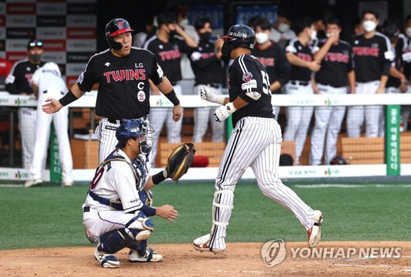 19일 서울 잠실야구장에서 열린 2020 KBO리그 LG 트윈스와 두산 베어스의 경기. 3회초 무사 1루 상황에서 LG 채은성이 2점 홈런을 친 뒤 김현수의 축하를 받고 있다
