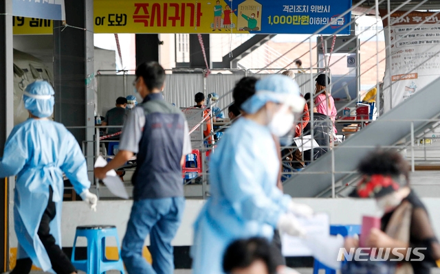 8일 광주 북구보건소 코로나19 선별진료소에서 의료진이 주민의 검체를 채취하기 전 문진하고 있다. 이날 광주에서 10명이 새롭게 확진 판정을 받아 누적 환자가 452명으로 늘었다. (사진 = 광주 북구 제공)