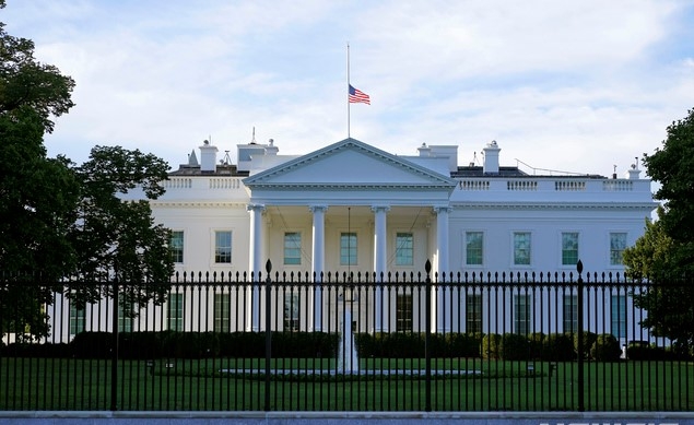 19일 워싱턴 백악관에 루스 베이더 긴스버그 대법관의 죽음을 애도하는 조기가 걸려 있다. 연방정부 관리들이 백악관 주소가 적힌 우편물에서 독극물 리신을 발견했다고 사법당국 관계자가 19일(현지시간) AP통신에 밝혔다.