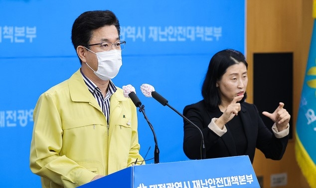 허태정 대전시장이 12일 오후 시청 대회의실에서 코로나19 관련 온라인 브리핑을 통해 고위험시설에 대해 집합금지에서 집합제한으로 행정조치를 변경하겠다고 밝히고 있다. (사진= 대전시 제공).