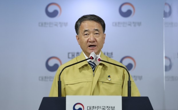 박능후 보건복지부 장관이 20일 서울 종로구 정부서울청사에서 코로나19 대응 정례브리핑을 하고 있다.