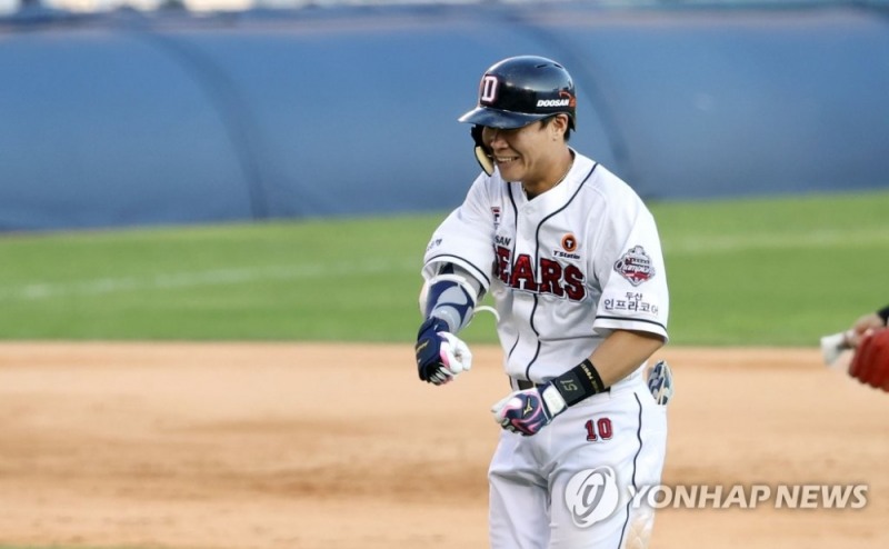 20일 서울 잠실야구장에서 열린 2020 프로야구 KBO리그 LG 트윈스와 두산 베어스의 경기. 9회말 2사 2루 두산 박세혁이 역전 끝내기 안타를 치고 환호하고 있다.