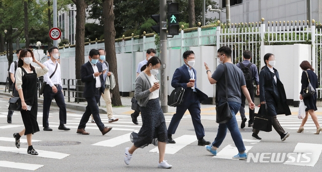태풍이 지나간 뒤 선선한 가을 날씨를 보이고 있는 지난 8일 서울 종로구 정부서울청사 인근에서 시민들이 출근길 발걸음을 재촉하고 있다.