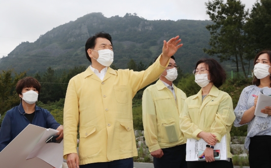 지난 16일 정종순 군수가 통합의학박람회장을 방문해 “통합의학박람회장과 인근 통합의료병원, 로하스타운을 연계한 클러스터 구축해 시너지를 높이고, 새로운 의료관광 명소로 가꾸어가겠다”고 말했다/사진=장흥군