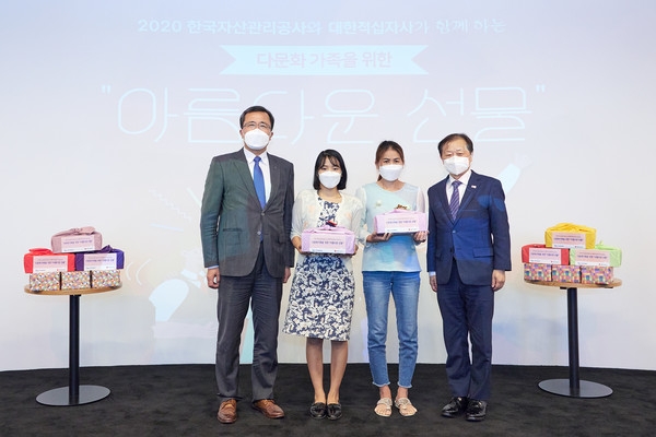대한적십자사 신희영 회장(오른쪽)과 캠코 문성유 사정(왼쪽)이 18일 오후 2시, 서울 양천구 대한적십자사 재난안전센터에서 「추석 명절 맞이 다문화 가족을 위한 아름다운 선물」전달식에서 지원 대상 다문화가족들(가운데 여성 2명)과 함께 기념촬영을 하고 있다