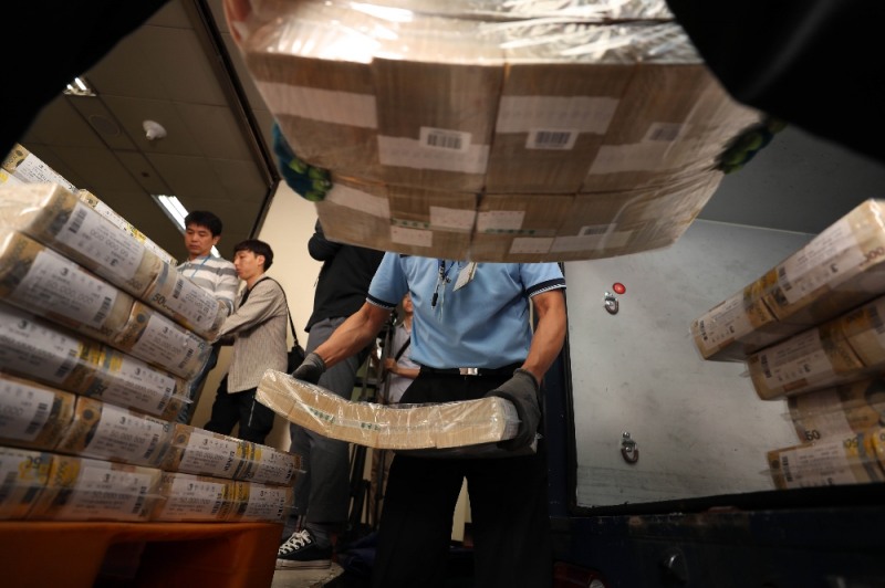 (사진=뉴시스) 서울 강남구 한국은행 강남본부에서 현금운송 관계자들이 추석자금 방출작업을 하고 있다.