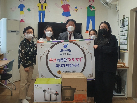 전라남도의회 교육위원회 사순문 의원(더불어민주당ㆍ장흥1)은 21일 추석 명절을 앞두고 관내 지역아동센터를 방문해 생활용품을 전달하고 격려했다/사진=전남도의회