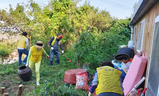 무안군 삼향읍 지역사회보장협의체(공동위원장 오선희·주은태)는 지난 19일 주거환경이 열악한 독거노인 가정을 방문해 청소와 주거환경 개선 봉사를 실시했다/사진=무안군