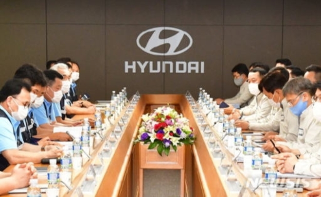 (사진=뉴시스) 현대차 노사는 지난 8월 13일 울산공장 본관에서 하언태 대표이사와 이상수 노조지부장 등 노사교섭 대표가 참석한 가운데 올해 단체협상 상견례를 가졌다