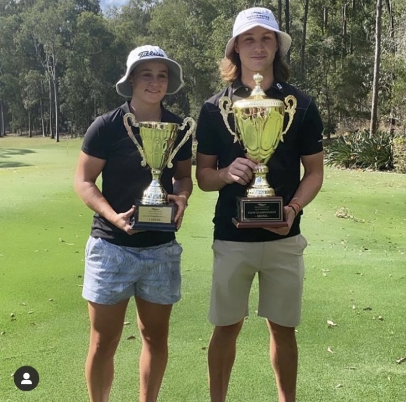골프 대회 우승컵을 든 바티(왼쪽). 오른쪽은 남자부 우승자.[골프 오스트레일리아 소셜 미디어 사진 캡처]