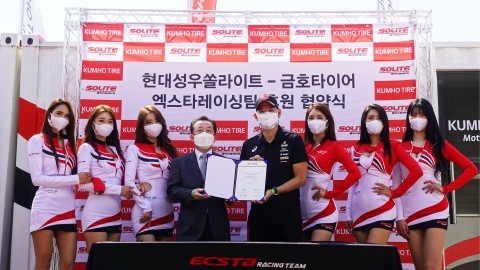 사진: 현대성우쏠라이트 박찬봉 부사장, 엑스타레이싱팀 김진표 감독과 모델들이 후원 협약 체결 후 기념 촬영을 하고 있다