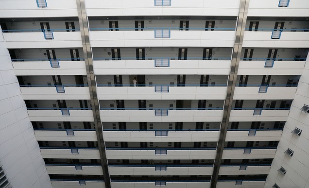 신종 코로나바이러스 감염증(코로나19) 확진자가 10여명 발생한 서울 강남구 오피스텔 대우디오빌플러스에서 21일 오후 한 입주민이 복도를 지나고 있다.