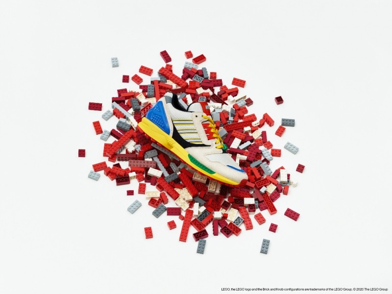 레고그룹, 아디다스와 협업한 ZX 8000 레고 운동화 공개