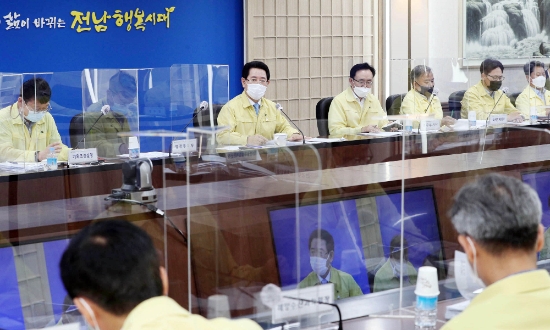 김영록 전라남도지사가 22일 오전 도청 서재필실에서 실국장 정책회의를 주재하고 있다. 김 지사는 추석을 맞아 코로나19 방역은 철저히 하고 추석 명절은 훈훈하게 보낼 수 있도록 다같이 노력하자고 밝혔다./사진=전라남도