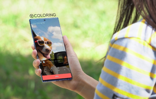 (사진=SK텔레콤) SK텔레콤이 숏폼 영상을 활용한 ‘보이는 컬러링’ 서비스 ‘V 컬러링’을 국내 통신사 최초로 24일부터 선보인다고 22일 밝혔다. V 컬러링은 고객이 미리 설정한 영상을 본인(수신자)에게 전화를 건 상대방(발신자) 휴대전화에서 통화가 연결될 때까지 보여주는 ‘영상 컬러링’ 서비스이다.