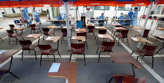 마스크 관련 업체인 K보건산업 관련 신종 코로나바이러스 감염증(코로나19) 확진자가 21명을 기록한 가운데 16일 오후 서울 강남구보건소 선별진료소가 한산하다.