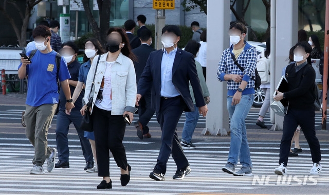 22일 오전 서울 영등포구 여의도환승센터에 시민들이 출근길을 재촉하고 있다.