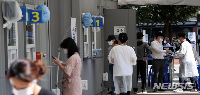 신종 코로나바이러스 감염증(코로나19) 신규 확진자 수가 사흘 연속 두 자릿수를 유지한 22일 오후 서울 영등포구보건소에 마련된 선별진료소가 한산한 모습을 보이고 있다.