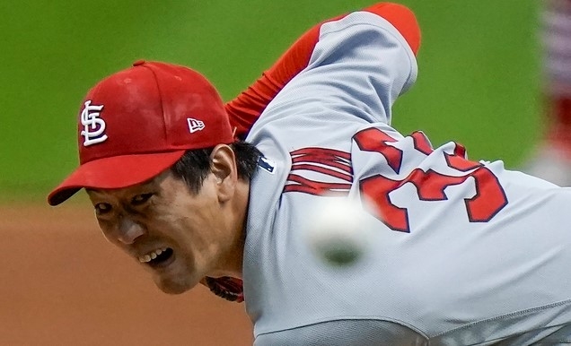 세인트루이스 카디널스 김광현이 14일(현지시간) 미 위스콘신주 밀워키의 밀러 파크에서 열린 2020 메이저리그(MLB) 밀워키와의 연속경기 1차전 1회 투구하고 있다. 김광현은 6이닝 3피안타 6K 무실점으로 호투하면서 0-0으로 경기가 이어지고 있다.