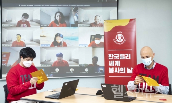 한국릴리제공,지난22일한국릴리알베르토리바대표(오른쪽)와한국릴리임직원들이릴리본사회의실과자택에서’세계봉사의날(GlobalDayofService,GDOS)’을맞아COVID-19취약계층을위한온택트봉사활동의일환으로손바느질로점자촉각책을제작하고있다.